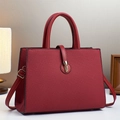 Elegante borsa a mano in pelle testurizzata rosso vino con chiusura in metallo oro - Rosso