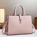 Borsa a mano rosa in pelle Saffiano con chiusura a scatto dorata e tracolla - Rosa