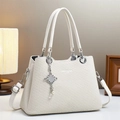 Sac à main blanc en cuir tressé avec breloque perle et détails argentés en décor intérieur - Blanc Cassé