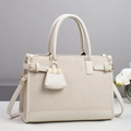 Elegante borsa tote intrecciata bianco sporco da donna con finiture dorate e mini charm borsa - Bianco Sporco
