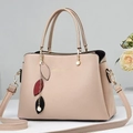 Klassische beige Handtasche aus Leder mit Narbenstruktur und elegantem Blumenanhänger - Khaki
