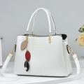 Weiße Handtasche aus Litschi-Leder mit dreifarbigen Blattanhängern und Perlen-Metall-Detail - Weiß