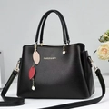Klassische schwarze Handtasche aus Leder mit goldenem Logo und Blumen-Anhänger - Schwarz
