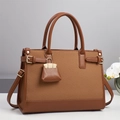 Dettaglio borsa tote marrone con tracolla rimovibile e mini borsa decorativa - Giallo Terra