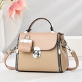 Sac bandoulière tendance en rotin tissé et cuir kaki avec fermoir en métal argenté - Khaki