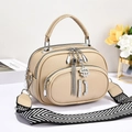 Elegante borsa a tracolla beige a grana di litchi con tracolla larga e ciondoli - Cachi Chiaro