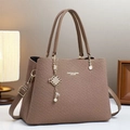 Détail du sac bandoulière marron tressé avec nœud doré et bandoulière en cuir - Marron