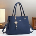 Bolso de mano acolchado azul marino con herrajes dorados y colgante de perlas - Azul