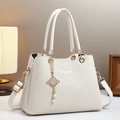 Elegante borsa a tracolla bianco avorio con finiture dorate e ciondolo di perle - Bianco Sporco