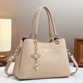 Elegante beige Handtasche mit Webstruktur, Metall-Perlenanhänger und Schultergurt für Damen - Khaki