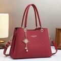Borsa a tracolla rossa con trama intrecciata, catena dorata e ciondolo con perle - Rosso