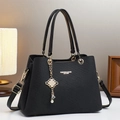 Borsa tote in pelle nera testurizzata con ciondolo di perle a catena dorata e tracolla - Nero