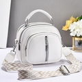 Détail du sac à main en cuir blanc avec fermetures éclair et bandoulière à motifs larges - Blanc