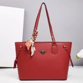 Elegante borsa tote rossa con trama litchi finiture dorate e sciarpa di seta - Rosso