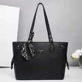 Borsa tote nera con trama litchi, elegante foulard in seta e placca in metallo a triangolo - Nero