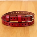 Cintura da donna in pelle rossa con trafori a cuore e fibbia in metallo argento - 105cm / Rosso