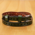 Dettaglio della cintura in pelle verde scuro con cuori traforati e fibbia in metallo argento - 105cm / Verde