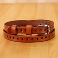 Cintura in pelle marrone con trafori a cuore e fibbia in metallo argentato su legno - 105cm / Marrone