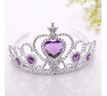 Détail d'une couronne de princesse argentée ornée d'une pierre centrale violette en cœur - Violet