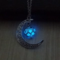 Collar con colgante de luna hueca y corazón azul luminoso sobre madera oscura - Azul Celeste