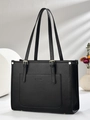 Détail du sac cabas en cuir grainé noir avec ferrures dorées et logo embossé chic - Noir