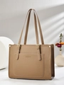 Détail du sac cabas marron en cuir à motif litchi avec lettrage et finitions dorées - Khaki