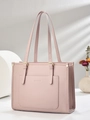 Détail du sac cabas rose poudré en cuir grainé avec embossage Fashion Bag élégant - Rose