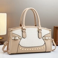 Sac à main beige en cuir avec panneau jacquard blanc et détails de rivets dorés - Style Patchwork en Tissu Jacquard / Blanc Cassé