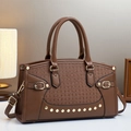 Détails du sac à main en cuir PU marron avec texture tissée et clous rivetés dorés - Style à Texture Tissée / Marron