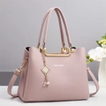Modische rosa Handtasche aus Litschi-Leder mit goldenen Beschlägen und Gurt - Rosa