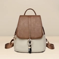 Damen Rucksack in Braun-Offwhite Kontrastoptik aus Kunstleder mit Glitzeranhänger - Smile Face Anhänger Stil / Beige und Braun