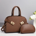 Dettaglio del set borsa 2-in-1 marrone con trama a quadri e finiture in metallo dorato - caffè