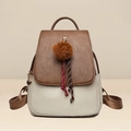 Minimalistischer zweifarbiger Lederrucksack mit braunem Plüsch-Anhänger und Tragegurten - Plüschball Anhänger Stil / Beige und Braun
