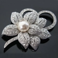 Elegante spilla a fiore argento con grande perla e strass scintillanti su sfondo nero - Argento