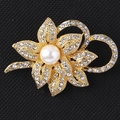 Raffinata spilla a fiore dorato con strass bianchi e perla centrale su rete nera - Oro