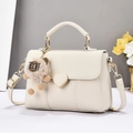 Sac bandoulière élégant en similicuir blanc crème avec fermoir coeur et breloque peluche - Blanc Cassé