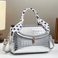 Sac à main argenté effet crocodile avec foulard à pois et fermoir doré chic pour femme - Argenté