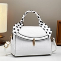 Sac à main blanc élégant à motif crocodile avec foulard à pois et détails dorés - Blanc