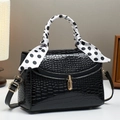 Sac à main noir à motif crocodile avec fermoir doré et foulard décoratif élégant - Noir