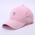 Detail der Erdbeerstickerei und des Fresh Fruit-Schriftzugs auf der rosa Kappe - Rosa (Pfirsich Stickerei)