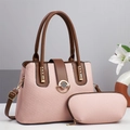 Dettaglio della borsa a tracolla intrecciata rosa con finiture dorate e pochette abbinata - Rosa