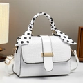 Bolso bandolera blanco efecto cocodrilo con asa de pañuelo a lunares y cierre dorado - L22 A10 A16 / Blanco
