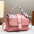 Bolso bandolera rosa con grabado de cocodrilo, pañuelo de lunares y hebilla dorada - L22 A10 A16 / Rosa
