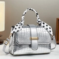 Bolso de mano plateado textura cocodrilo con pañuelo de lunares y hebilla dorada - L22 A10 A16 / Plateado
