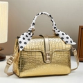 Sac à bandoulière doré motif crocodile avec foulard à pois et fermoir métallique - Or