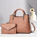 Dettaglio della borsa tote in pelle marrone con motivo geometrico e fibbia argentata - Rosa
