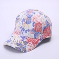 Cappellino da baseball da donna con stampa floreale a rose su sfondo bianco - Bianco