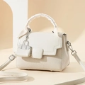 Detail of woven straw texture and white leather patchwork on a stylish crossbody bag - 21cm x 10cm x 15cm / Off White