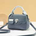 Elegante grau-blaue Lederhandtasche mit gewebtem Muster, Seidentuchgriff und Mini-Anhänger - L 21 x B 10 x H 15 cm / Blau