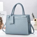 Elegante borsa tote grigio-blu a grana litchi con manici e tracolla regolabile - Celeste
